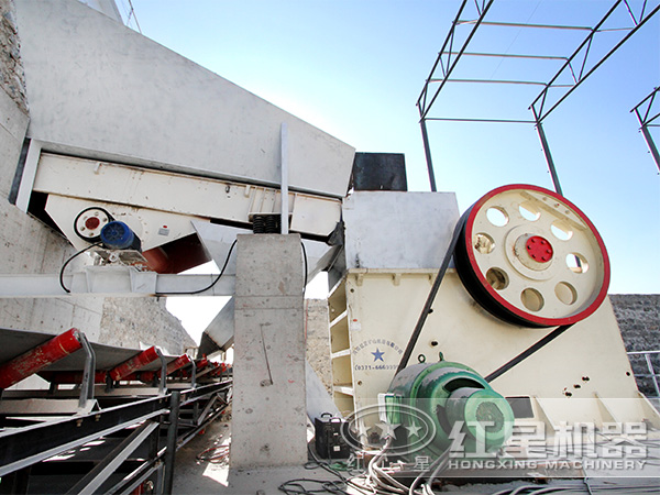 砂石骨料生產(chǎn)線(xiàn)鄂破工作現(xiàn)場(chǎng)