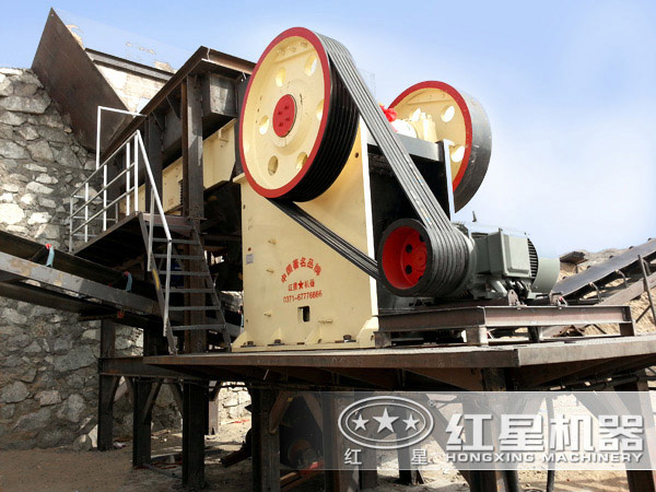 顎式破碎機生產(chǎn)現(xiàn)場