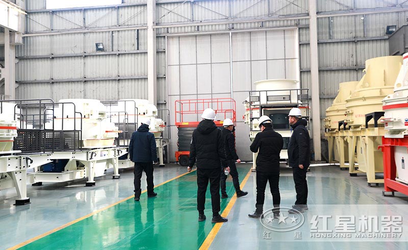 用戶實(shí)地考察制砂機(jī)生產(chǎn)車(chē)間