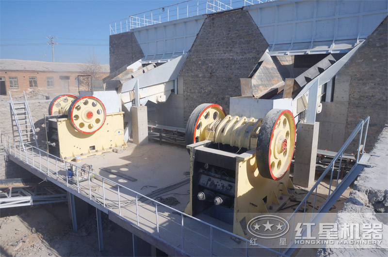 顎式破碎機(jī)工作現(xiàn)場(chǎng) 顎式破碎機(jī)工作現(xiàn)場(chǎng)