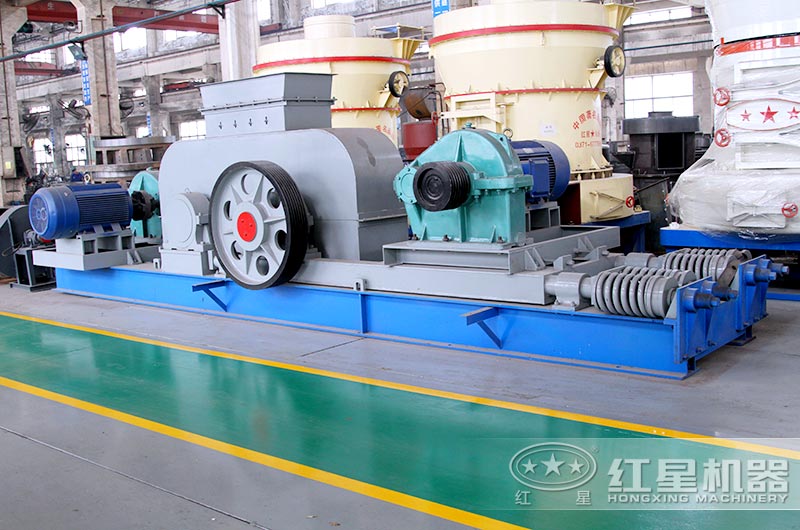 對(duì)輥式破碎機(jī)廠區(qū)實(shí)拍 對(duì)輥式破碎機(jī)廠區(qū)實(shí)拍