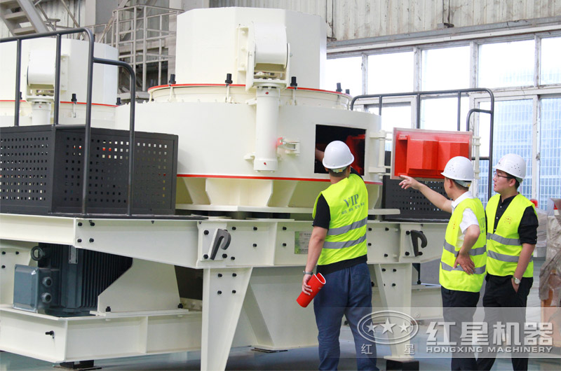 用戶來廠實地考察制砂機設(shè)備 用戶來廠實地考察制砂機設(shè)備