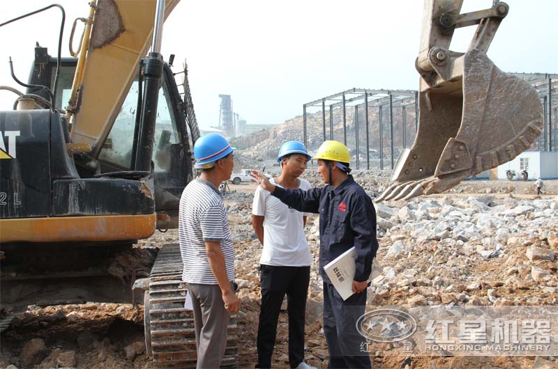 技術(shù)人員在生產(chǎn)現(xiàn)場(chǎng)為用戶安裝、指導(dǎo)作業(yè)中