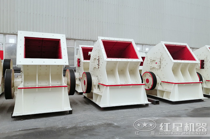 不同外觀的重錘粉碎機(jī)車(chē)間展示