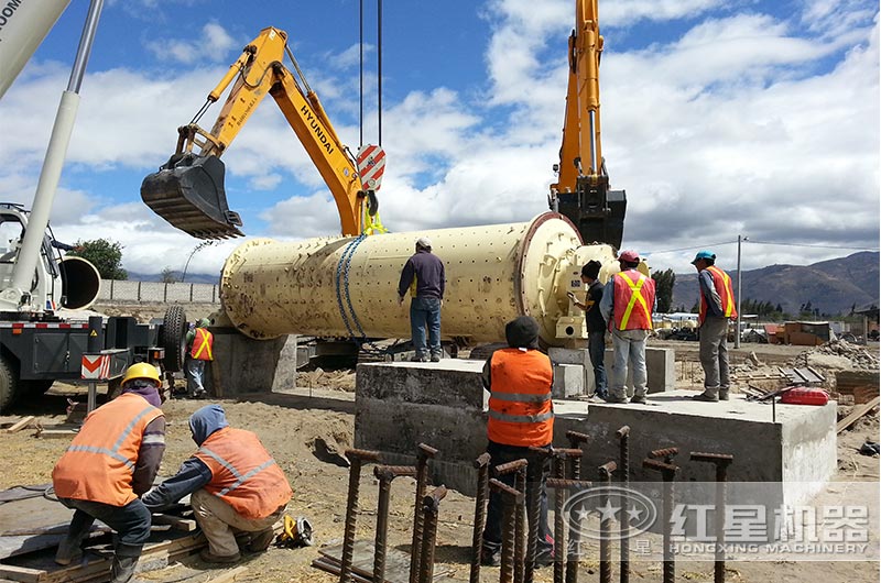 球磨機(jī)室外生產(chǎn)現(xiàn)場(chǎng)搭建中 球磨機(jī)室外生產(chǎn)現(xiàn)場(chǎng)搭建中