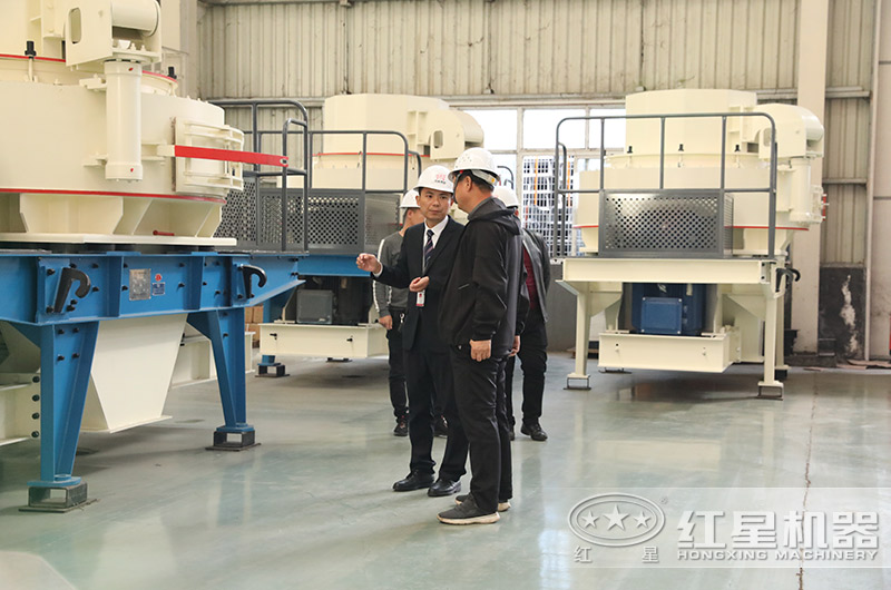 技術(shù)經(jīng)理在為來(lái)廠參觀的用戶詳細(xì)講解制砂設(shè)備 技術(shù)經(jīng)理在為來(lái)廠參觀的用戶詳細(xì)講解制砂設(shè)備