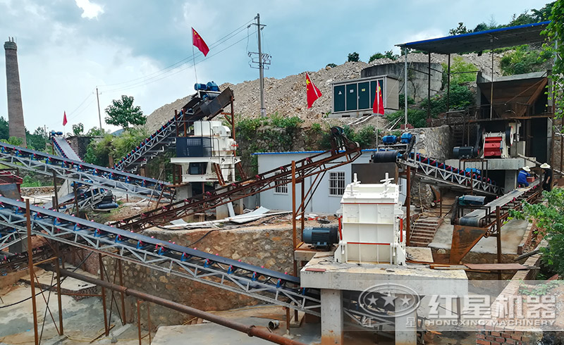 珍珠巖粉碎生產(chǎn)現(xiàn)場 珍珠巖粉碎生產(chǎn)現(xiàn)場