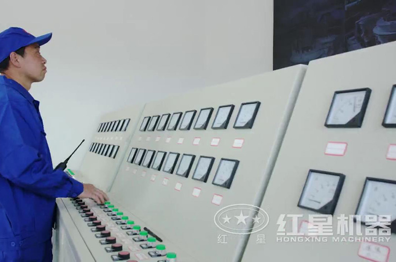 技術(shù)工程師正在調(diào)試機(jī)器 技術(shù)工程師正在調(diào)試機(jī)器