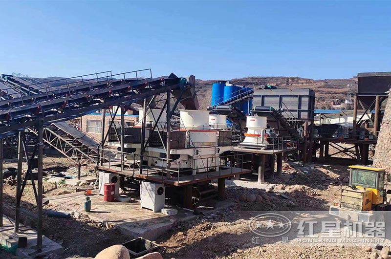 機(jī)械式粉碎機(jī)處理石料現(xiàn)場(chǎng) 機(jī)械式粉碎機(jī)處理石料現(xiàn)場(chǎng)