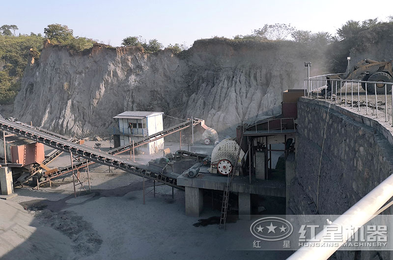 1214重錘破生產(chǎn)現(xiàn)場，破碎煤矸石