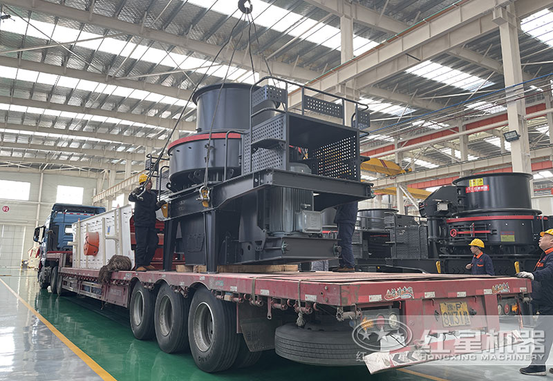 紅星機(jī)器沖擊破碎機(jī)廠家直銷，發(fā)貨現(xiàn)場(chǎng)