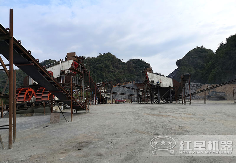 方案三配置現(xiàn)場：破碎機(jī)+制砂機(jī)+洗砂機(jī)，費(fèi)用80萬以上